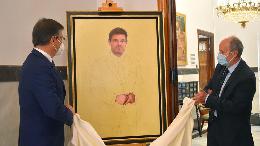 El exministro de Justicia Rafael Catalá (i) ha acudido esta mañana al acto de desvelo y posterior colocación de su retrato oficial en la galería de los ministros, en el Ministerio de Justicia, y junto al titular de la cartera de Justicia, Juan Carlos Campo (d). La obra ha sido realizada por Gerardo Pita, uno de los pintores realistas españoles más reconocidos de los últimos años. EFE/Ministerio de Justicia