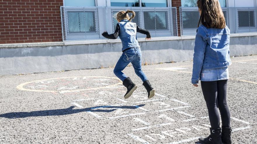 Patios abiertos en Madrid: así funcionará el plan para que los colegios abran en días no lectivos y más allá del horario escolar