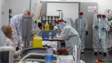 Personal sanitario, durante su jornada de trabajo en una planta del Hospital Puerta de Hierro. Después de que la velocidad de propagación del coronavirus volviera a ralentizarse ayer jueves, las autoridades sanitarias insisten en mantener en plena Semana Santa las medidas de confinamiento y en su eficacia para frenar los contagios.