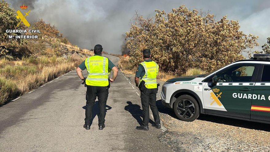 Once unidades de bomberos forestales combaten el fuego de Cuacos de Yuste (Cáceres)