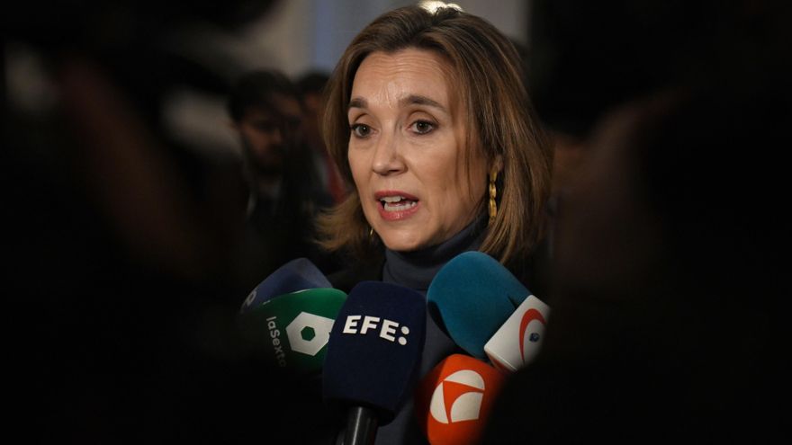 Archivo - La secretaria del PP, Cuca Gamarra, atiende a los medios a su llegada a un desayuno informativo de Nueva Economía Fórum, a 4 de marzo de 2025, en Madrid (España).