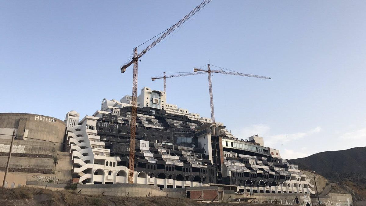 El Algarrobico vuelve a lucir la "I" de "Ilegal" pintada por Greenpeace / FOTO: Greenpeace
