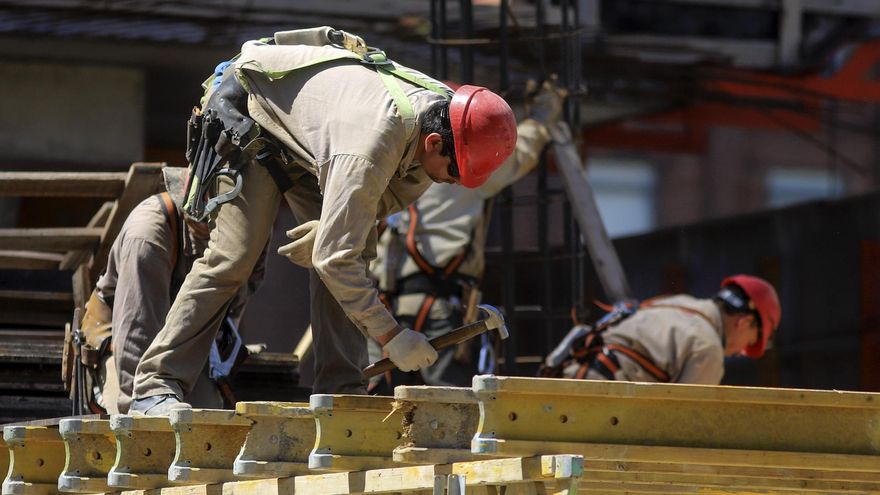 La desocupación avanza al ritmo de la recesión y el sector privado no absorbe a los despedidos del sector público