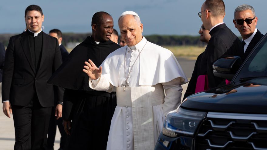 El Papa León XIV se despide en el aeropuerto de Fiumicino, en Roma, Italia, el 6 de junio de 2026, en el marco de su viaje apostólico a España.