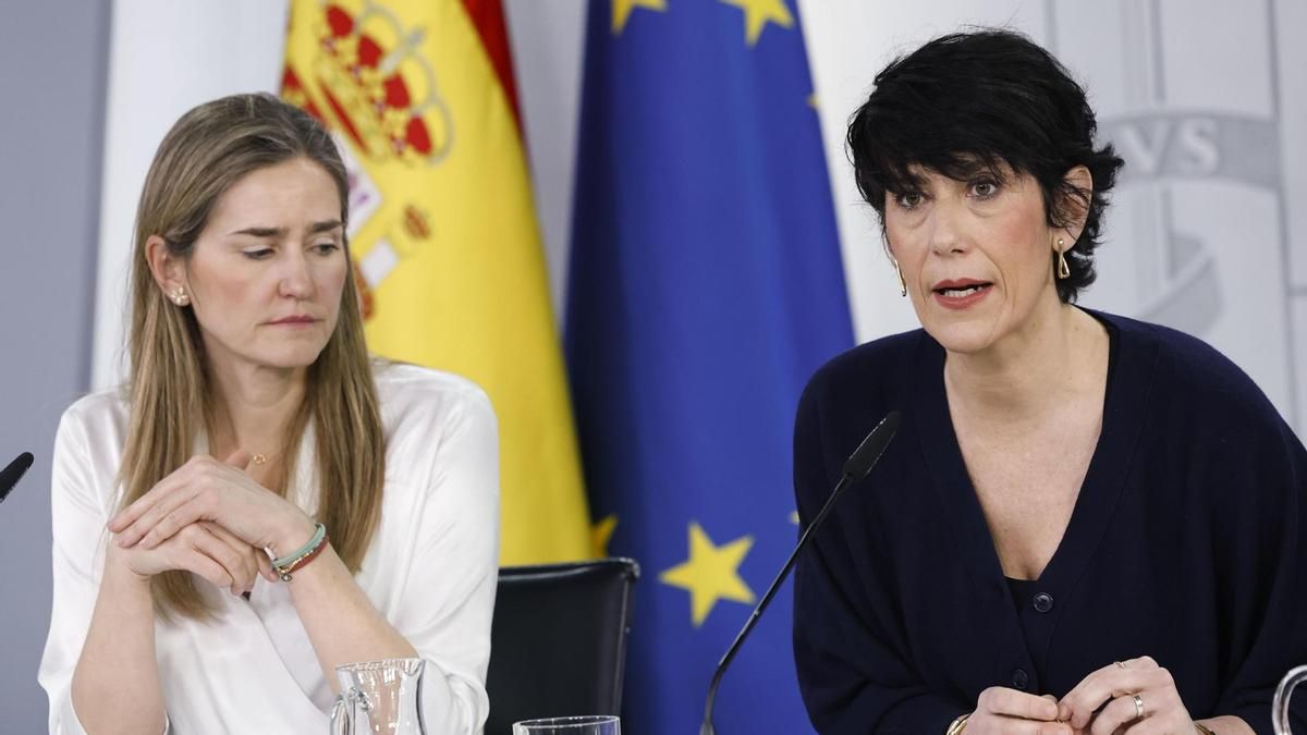 La ministra de Inclusión, Seguridad Social y Migraciones y portavoz del Gobierno, Elma Saiz, y la vicepresidenta tercera Sara Aagesen, durante la rueda de prensa posterior al Consejo de Ministros