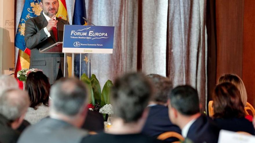 Ábalos apuesta por que plataformas como Uber tributen donde ganan dinero