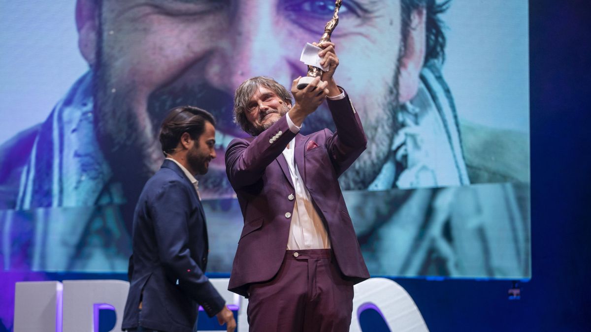 El actor malagueño Salva Reina recoge el Premio Luz de la 47 edición del Festival de Cine Iberoamericano de Huelva.