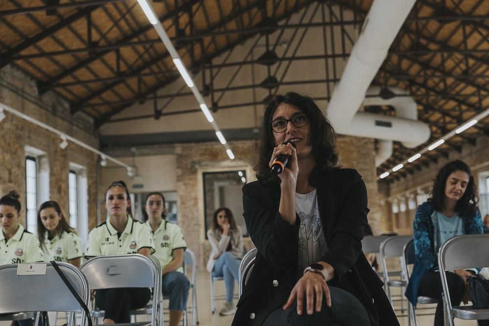 La concejala de Igualdad, Teresa Franco, haciendo una pregunta