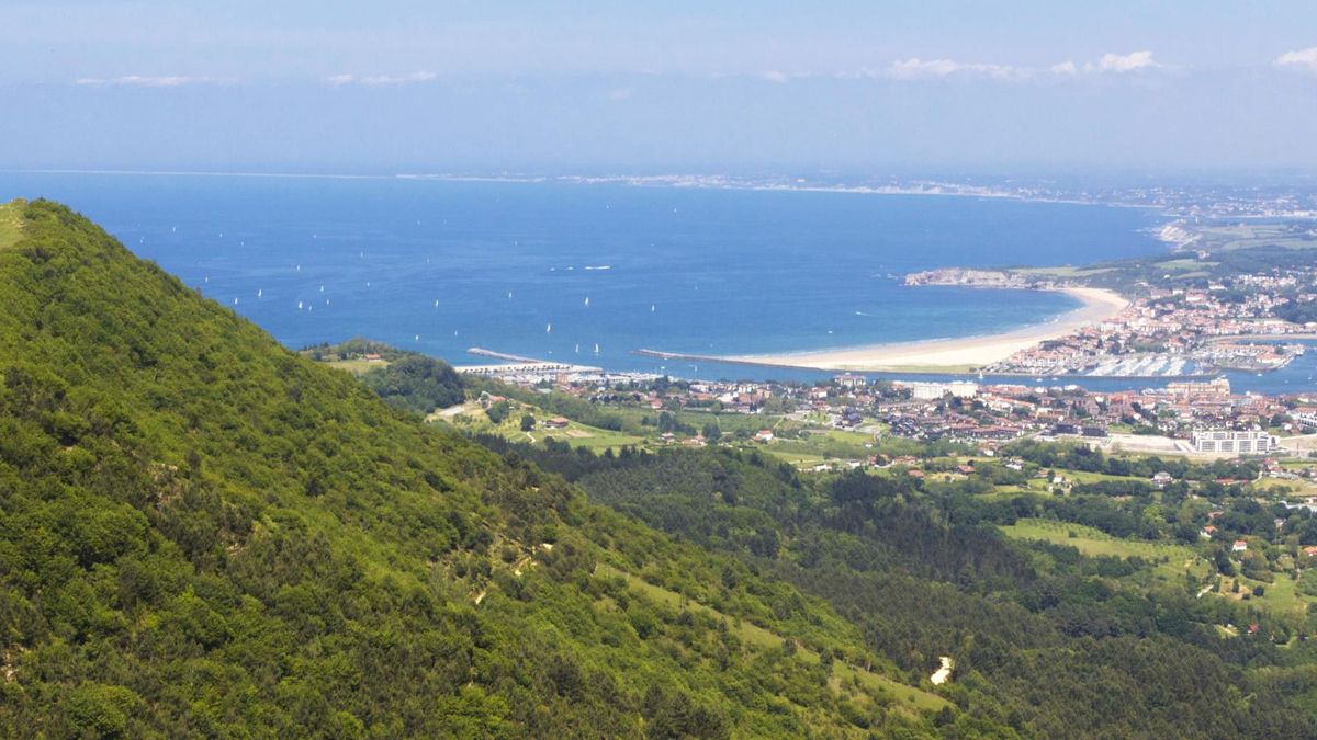 La cresta del monte Jaizkibel y la costa de Hondarribia.