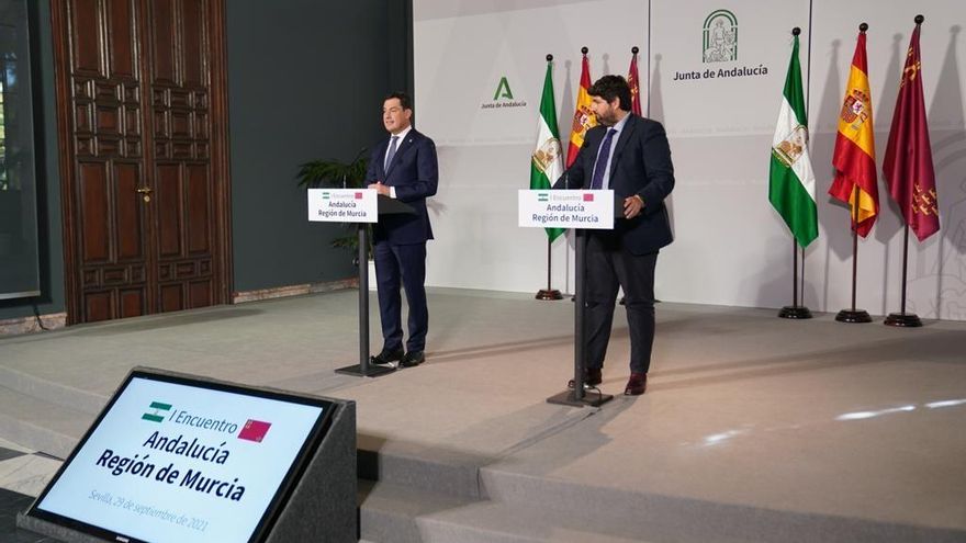 Los presidentes de la Junta de Andalucía y de la Región de Murcia, Juanma Moreno y Fernando López Miras, respectivamente, este miércoles en rueda de prensa en el Palacio de San Telmo.