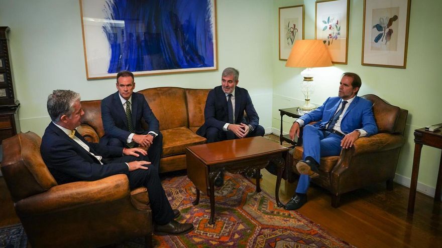Los presidentes de Canarias y Madeira, Fernando Clavijo y Miguel Albuquerque, en una reunión entre ambos gobiernos este jueves en Funchal