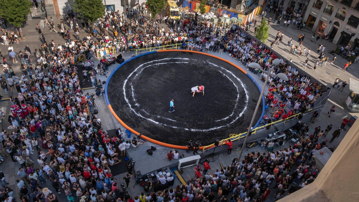 Terrero de lucha canaria en Callao, Madrid