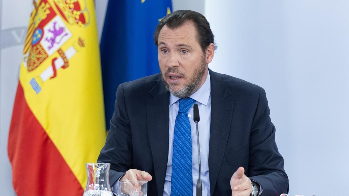 Ayuso busca el choque con Óscar Puente a cuenta de los retrasos en el AVE y él responde: "Si por algo destaca, es su cuñadez"