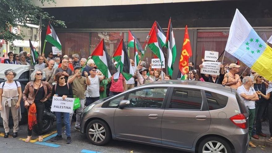 Medio millar de personas protesta frente al consulado de EEUU en Gran Canaria por el veto al alto el fuego en Gaza