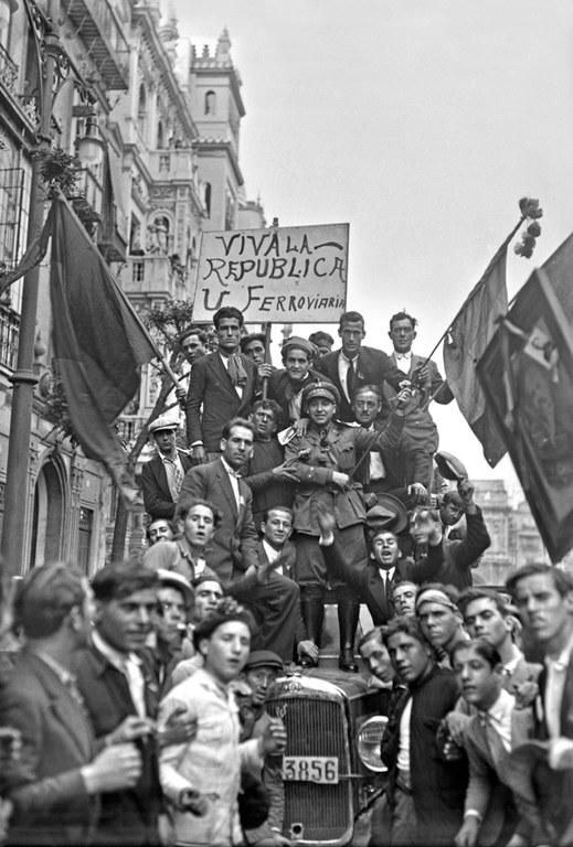 Celebración en Sevilla por la proclamación de la II República.