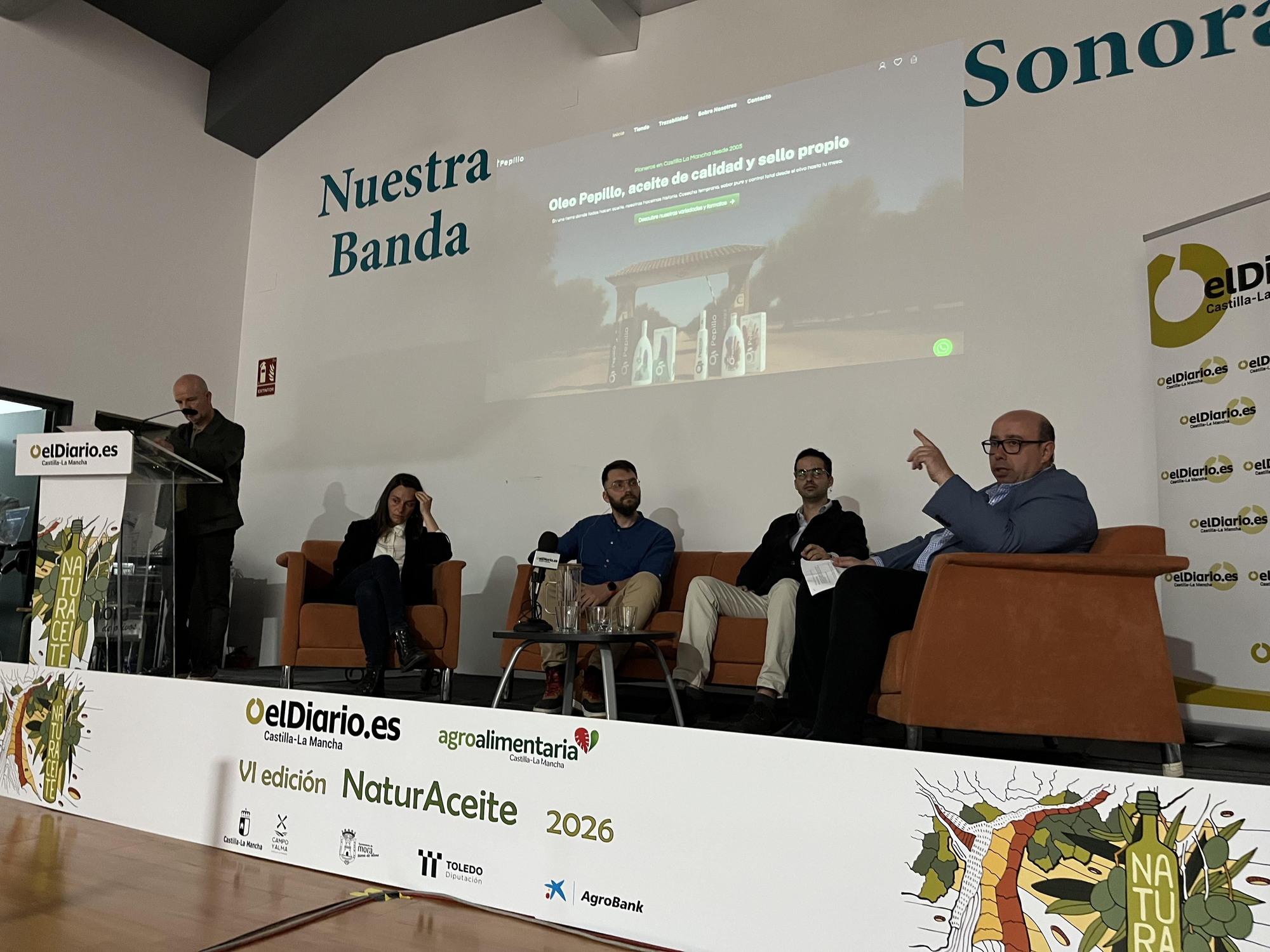 Segunda mesa de debate de NaturAceite 2026 en la que Oleo Pepillo presenta su proyecto(derecha)