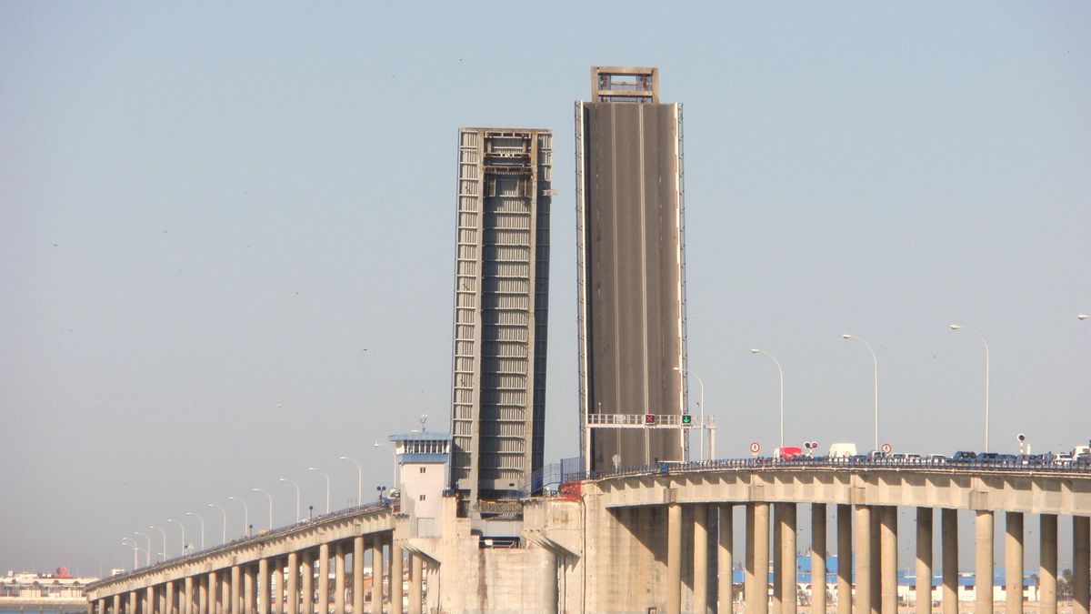 Su tramo móvil es el elemento más singular y complejo del puente, diseñado para permitir la navegación de buques militares y civiles