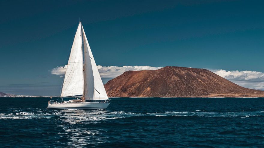 Un velero navegando en las Islas Canarias