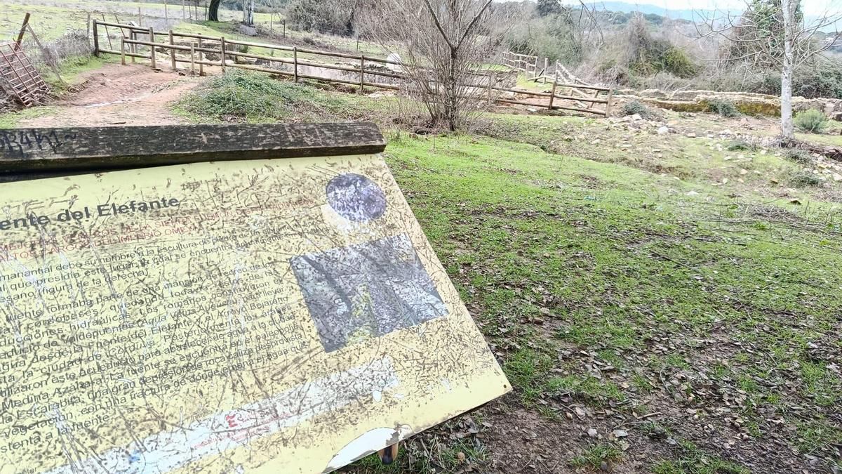 Cartelería deteriorada en la Fuente del Elefante.