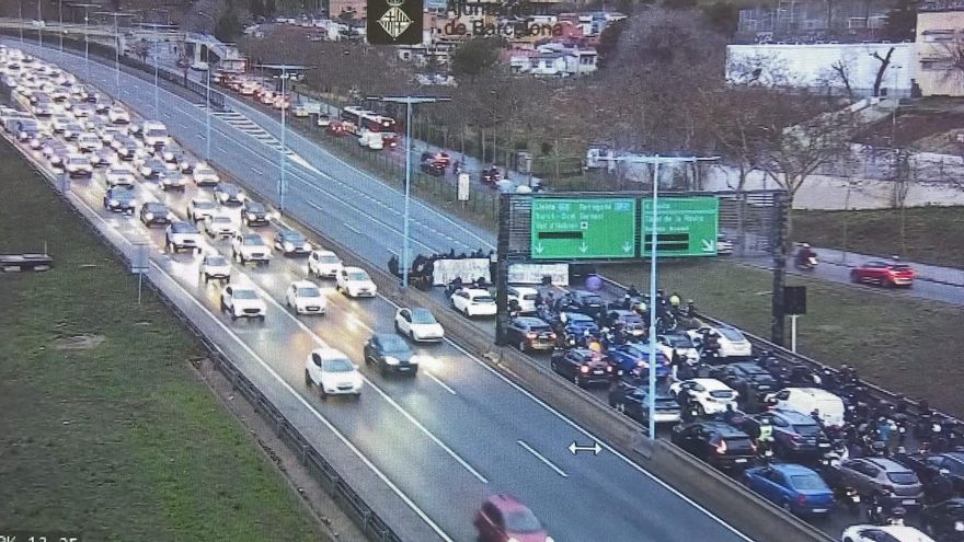 Cortan la carretera en Barcelona con motivo del 8M