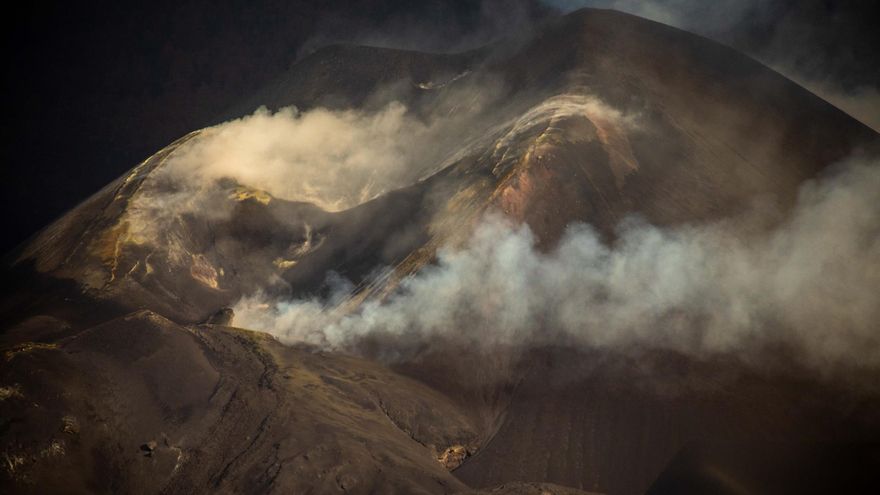 La nueva colada que brota del entorno de la Montaña Cogote avanza rápidamente y se lleva por delante nuevas viviendas
