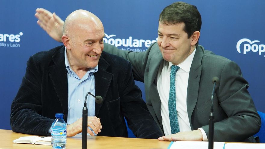 Mañueco y su tensa "amistad" con Carnero: castiga al consejero obligándole a aceptar la candidatura al Ayuntamiento de Valladolid