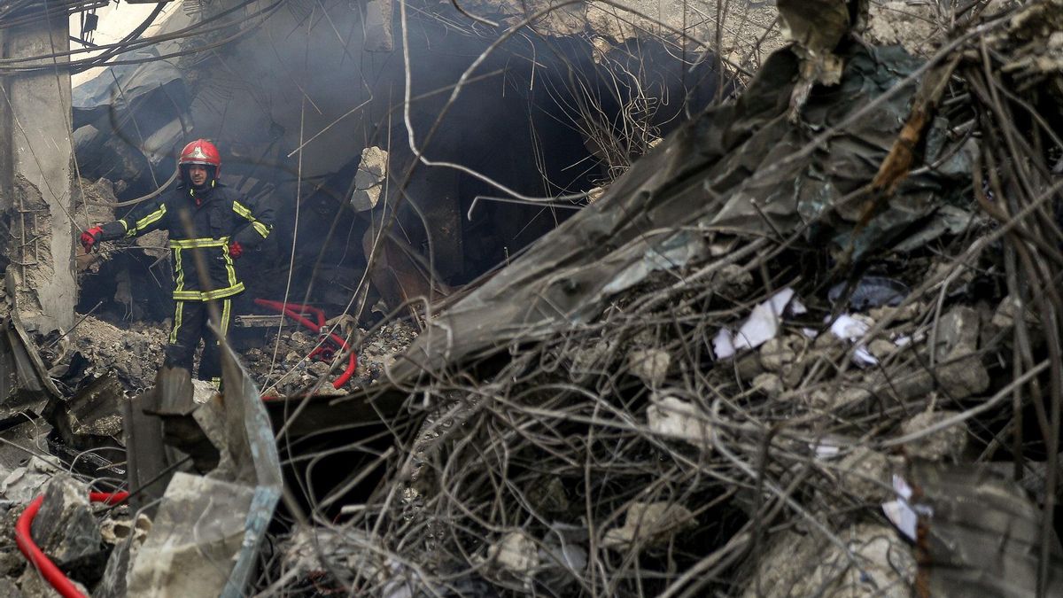 Un bombero este jueves entre los escombros de un edificio en Beirut dañado por los ataques israelíes del 8 de abril.