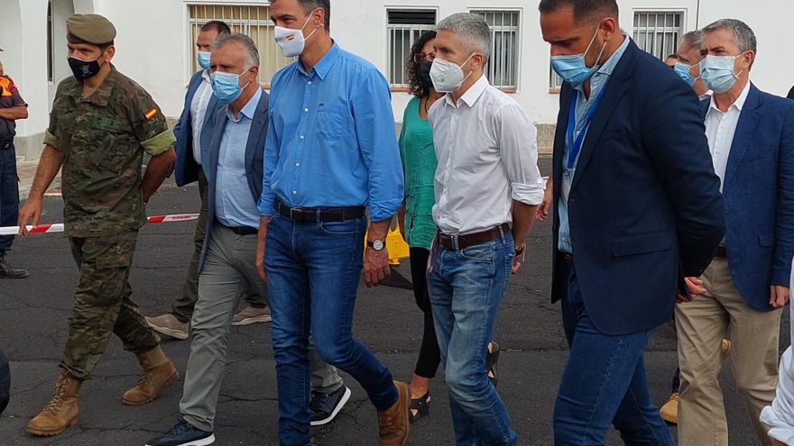 Torres, Sánchez y Grande-Marlaska en el centro de acogida en El Fuerte, La Palma