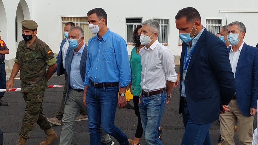 Torres, Sánchez y Grande-Marlaska en el centro de acogida en El Fuerte, La Palma