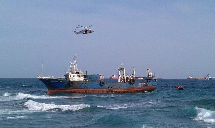 Labores para intentar retirar el buque encallado 'Lian Run'. Ángel Sarmiento.