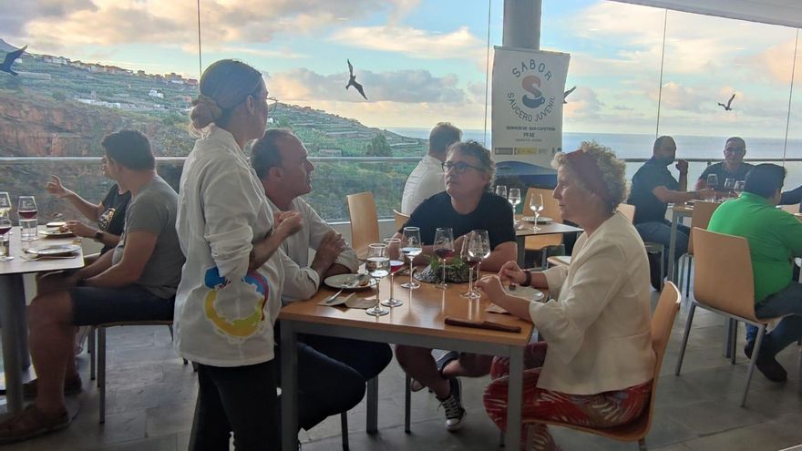 Andoni Aduriz con los consejeros Raquel Díaz y Raúl Camacho.