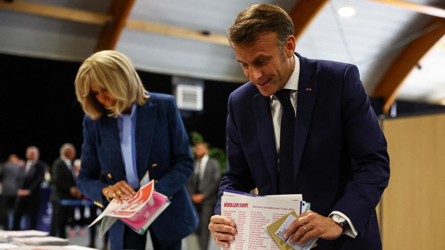 Emmanuel Macron acude a votar