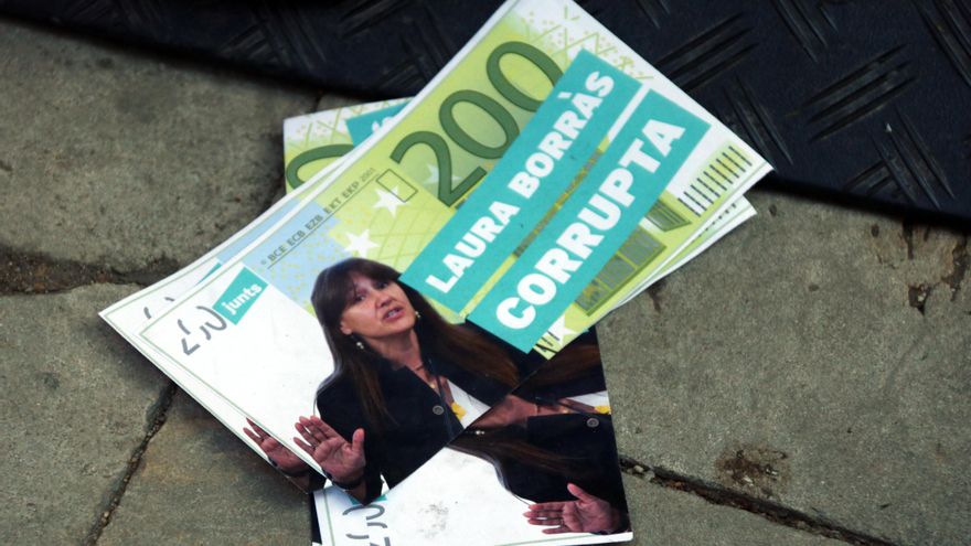 Billetes con la cara de Borràs que un desconocido ha lanzado en medio de la concentración