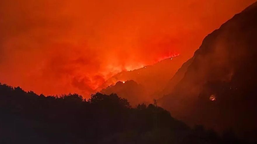 Situación durante la noche del incendio desatado en la vertiente leonesa de Picos de Europa / ATBrif
