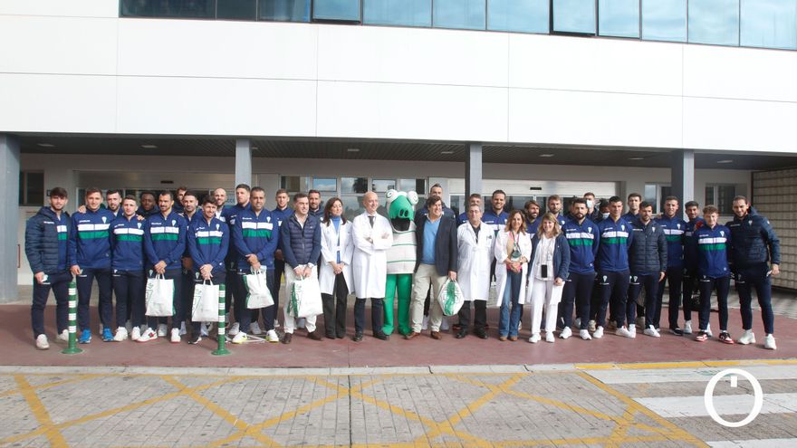 La ilusión de la Navidad: el Córdoba CF visita el Materno-Infantil del Reina Sofía