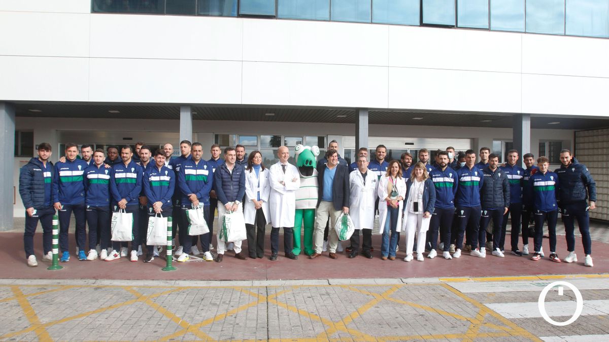 La ilusión de la Navidad: el Córdoba CF visita el Materno-Infantil del Reina Sofía