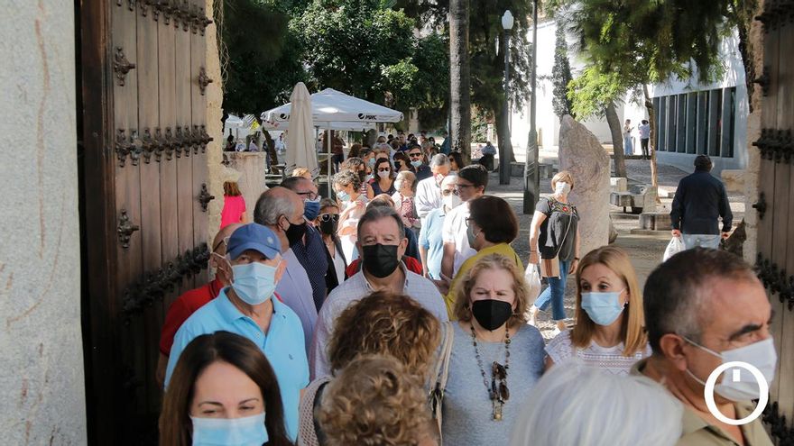 Colas para ver la instalación de Flora 2021 en el Museo Arqueológico