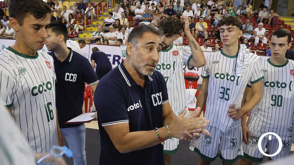 Gonzalo Rodríguez durante un tiempo muerto con el Coto