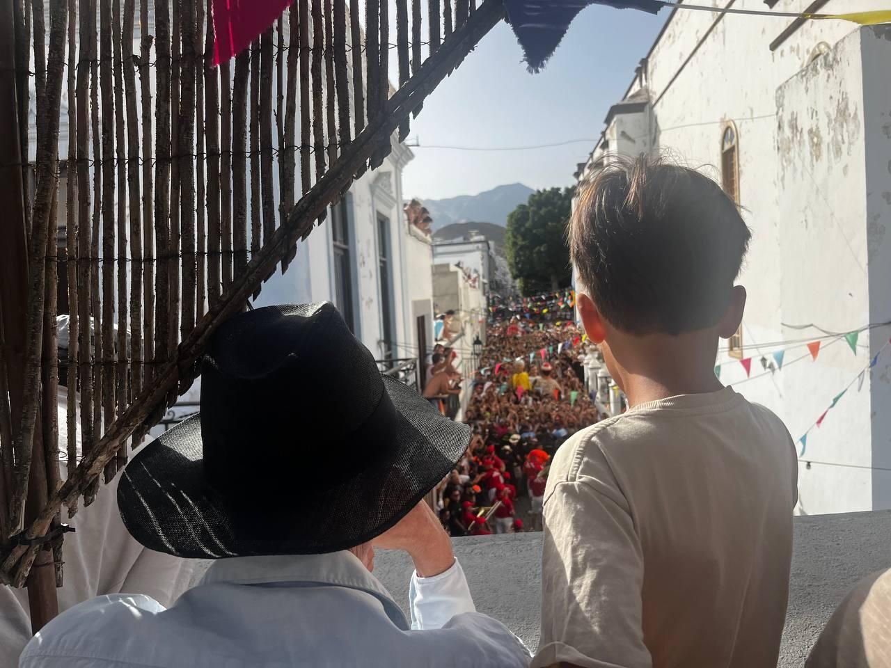 Inicio de La Rama desde la azotea de Don Luis Medina, que atiende cada año a la prensa y abre las puertas de su casa. También el año que viene.