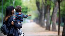 Una madre con su hijo.