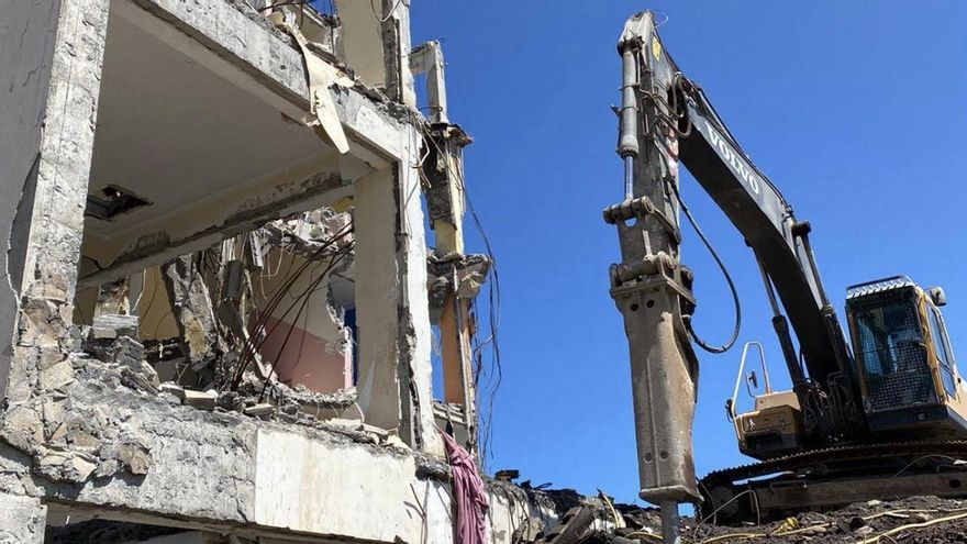La demolición del antiguo ‘Edificio de los Maestros’ del Sector Norte se prolonga durante el fin de semana para reanudar las clases en los próximos días