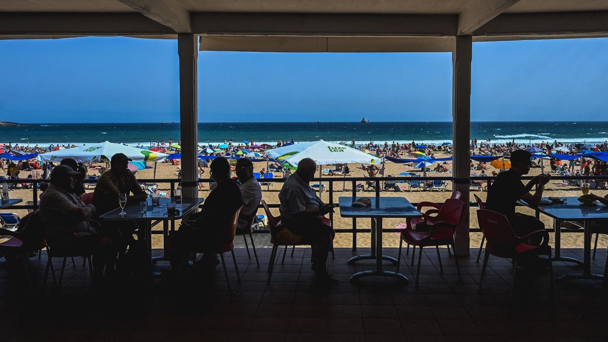 Turistas en la terraza de un restaurante en la Primera playa de El Sardinero, en Santander.
