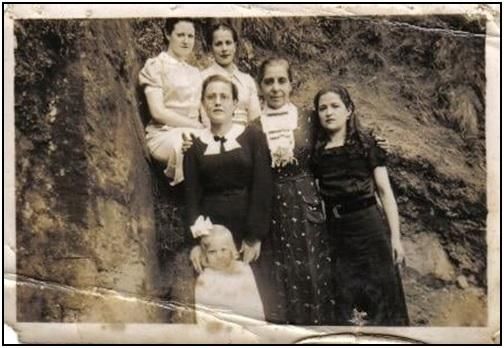 Encarnación Juárez Ortiz, dirigente de Mujeres Antifascistas y el PCE de Córdoba, con compañeras presas en la cárcel de Saturrarán, junto a la niña. Fuente: http://www.llumquinonero.es/2010/01/10/mas-fotos-de-presas-en-la-carcel-de-saturraran/