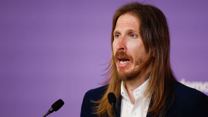 El portavoz de Podemos Pablo Fernández ofrece una rueda de prensa en Madrid, este lunes. EFE/ Chema Moya