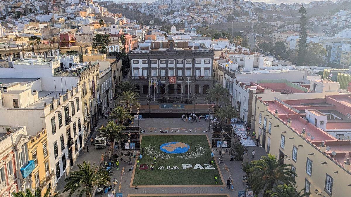 Una alfombra de flores de más de 600 metros reclama la paz en el Corpus de Las Palmas de Gran Canaria