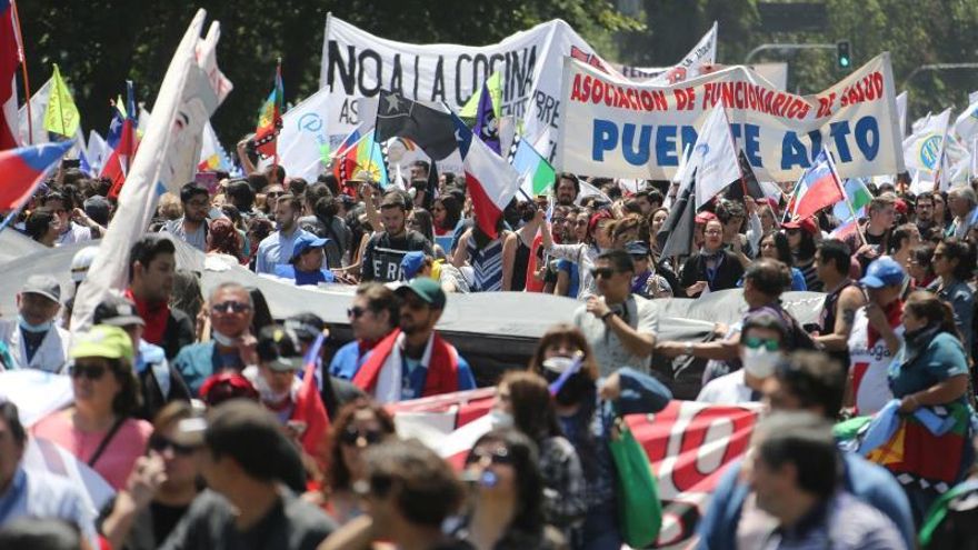 Grupo de personas perteneciente a distintas gremios, sindicatos y organizaciones sociales participan de una marcha durante la huelga general en Santiago (Chile).