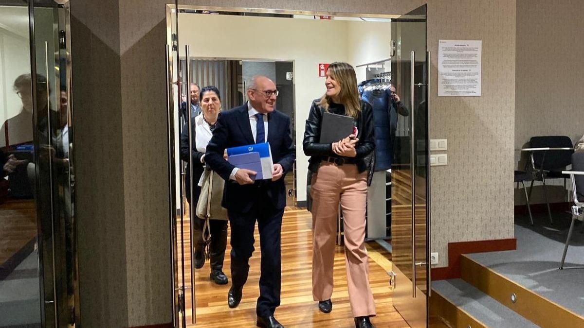 Ramiro González y la diputada de Desarrollo Económico de Álava.