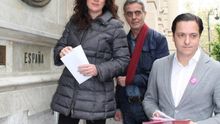Alicia Andújar, Juan Emilio Adrián y David Devesa con la carta dirigida a los líderes políticos