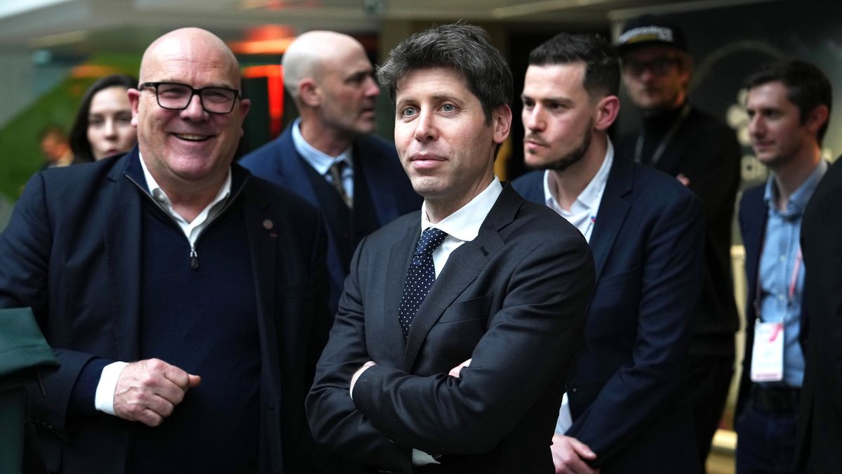 Fotografía de archivo del CEO de OpenAI, Sam Altman, en el centro de la imagen. 