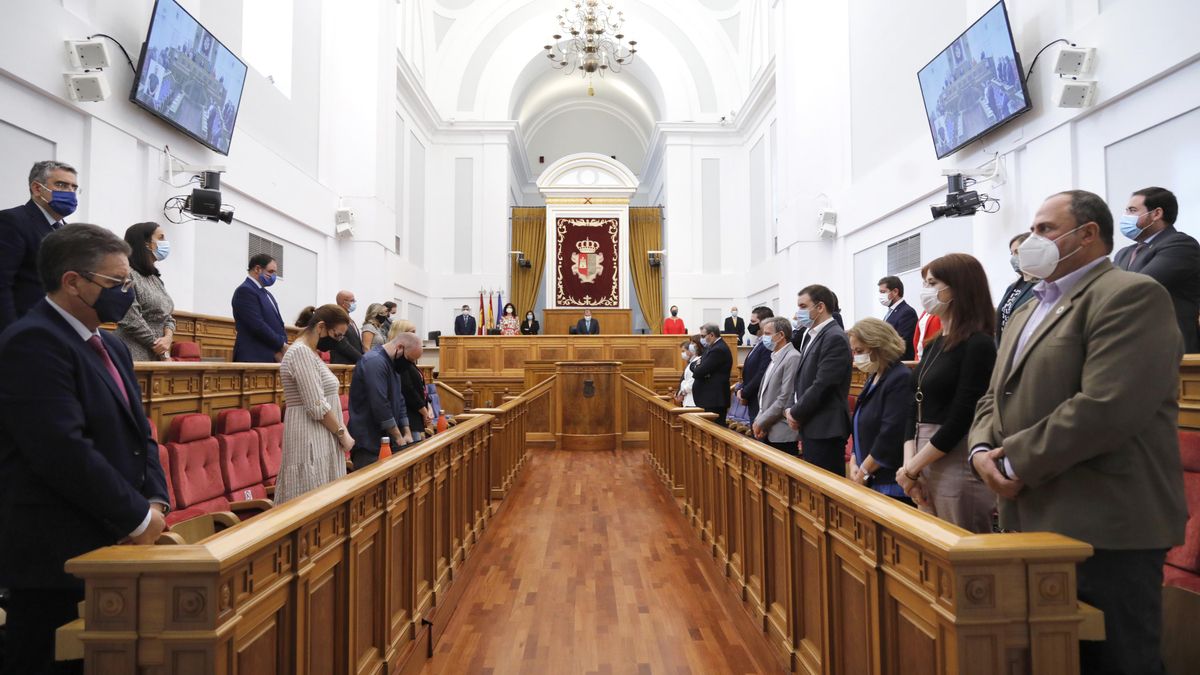 Minuto de silencio en el Parlamento de Castilla-La Mancha por las mujeres víctimas de violencia machista